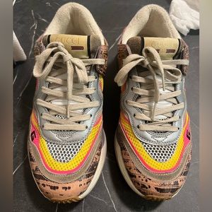Authentic gucci sneakers